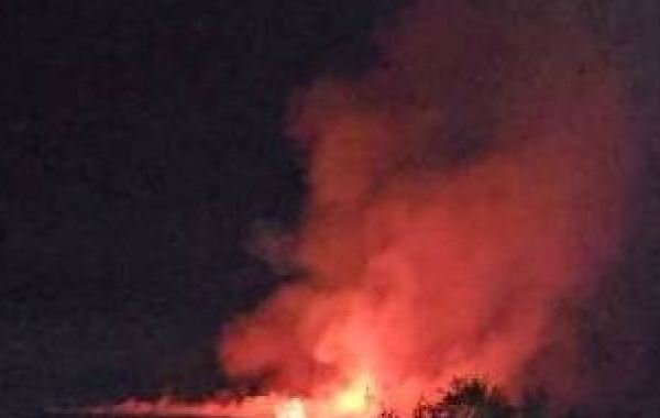 В Энгельсе возник крупный пожар после налёта беспилотников в ночь на 25 июля