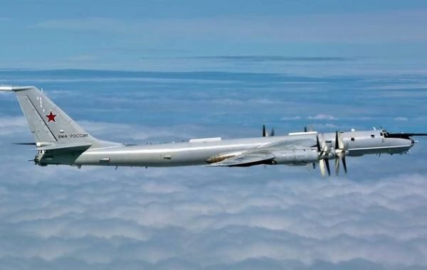 Минобороны Британии заявило о сближении самолёта Ту-142 с авианосцем в Норвежском море