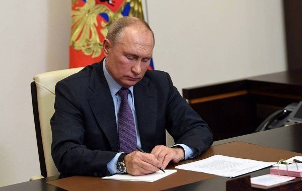 Путин подписал три секретных указа в день визита Рэтклиффа в Москву
