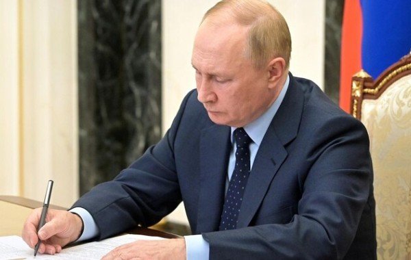 Путин расширил возможности для судимых заключать контракт с Минобороны