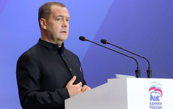 Медведев заявил о возвращении "случайно оказавшихся" у Киева территорий