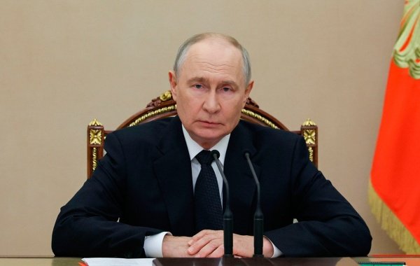 Путин потребовал от чиновников урегулировать ситуацию с топливом