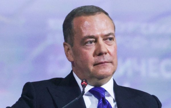 Медведев назвал лицемерной реакцию Запада на указ Путина о временном управлении