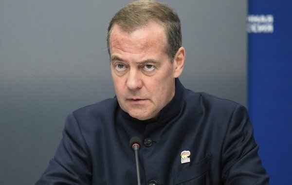 Медведев: Россия может ударить так, что от Киева камня на камне не останется