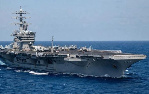 Иран впервые испытал противокорабельную ракету над авианосцем США