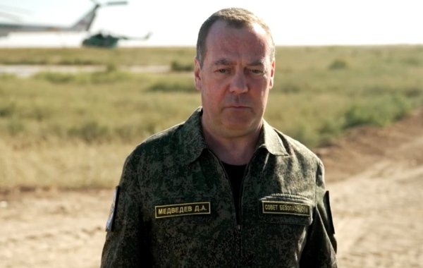 Медведев пригрозил космической войной и уничтожением Starlink в случае блокировки спутников "Рассвет"
