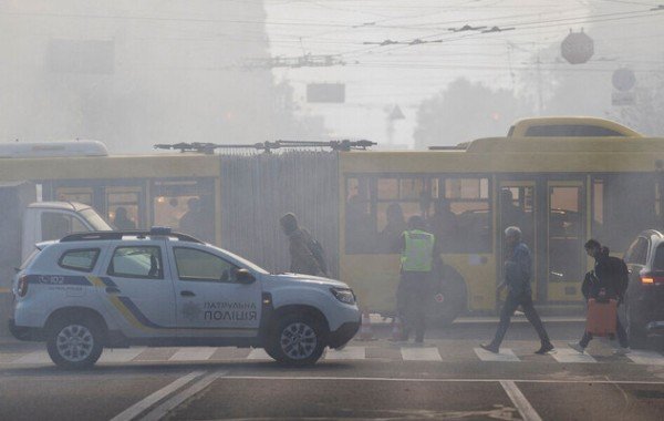 Жители Киева массово уезжают из города из-за транспортного коллапса