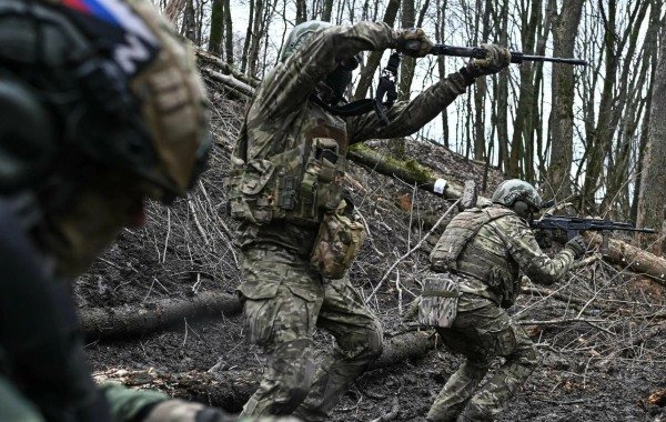 Бойцы ВС РФ с тяжёлыми боями продвигаются на территории Донбасса: новая сводка СВО от Юрия Подоляки по данным на 17 октября