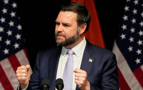 Вэнс отверг заявления о том, что Россия манипулирует Трампом